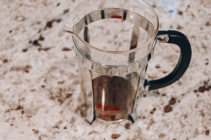 https://thedarkestroast.com/wp-content/uploads/2018/07/ground-coffee-in-french-press.jpg